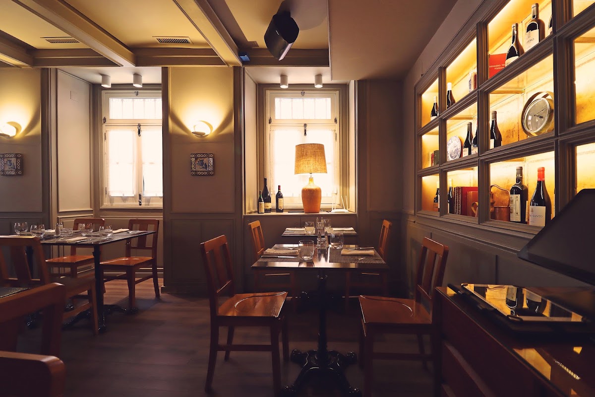 Churrasqueira Macias warm dining room